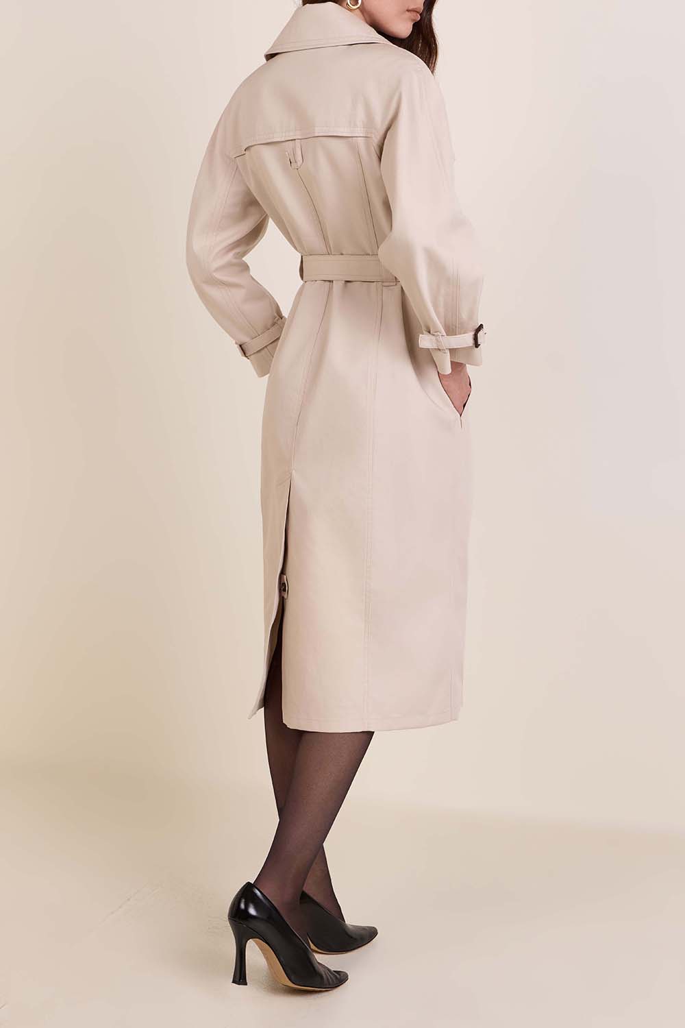 תמונת דוגמן אחורית של מעיל טרנץ'