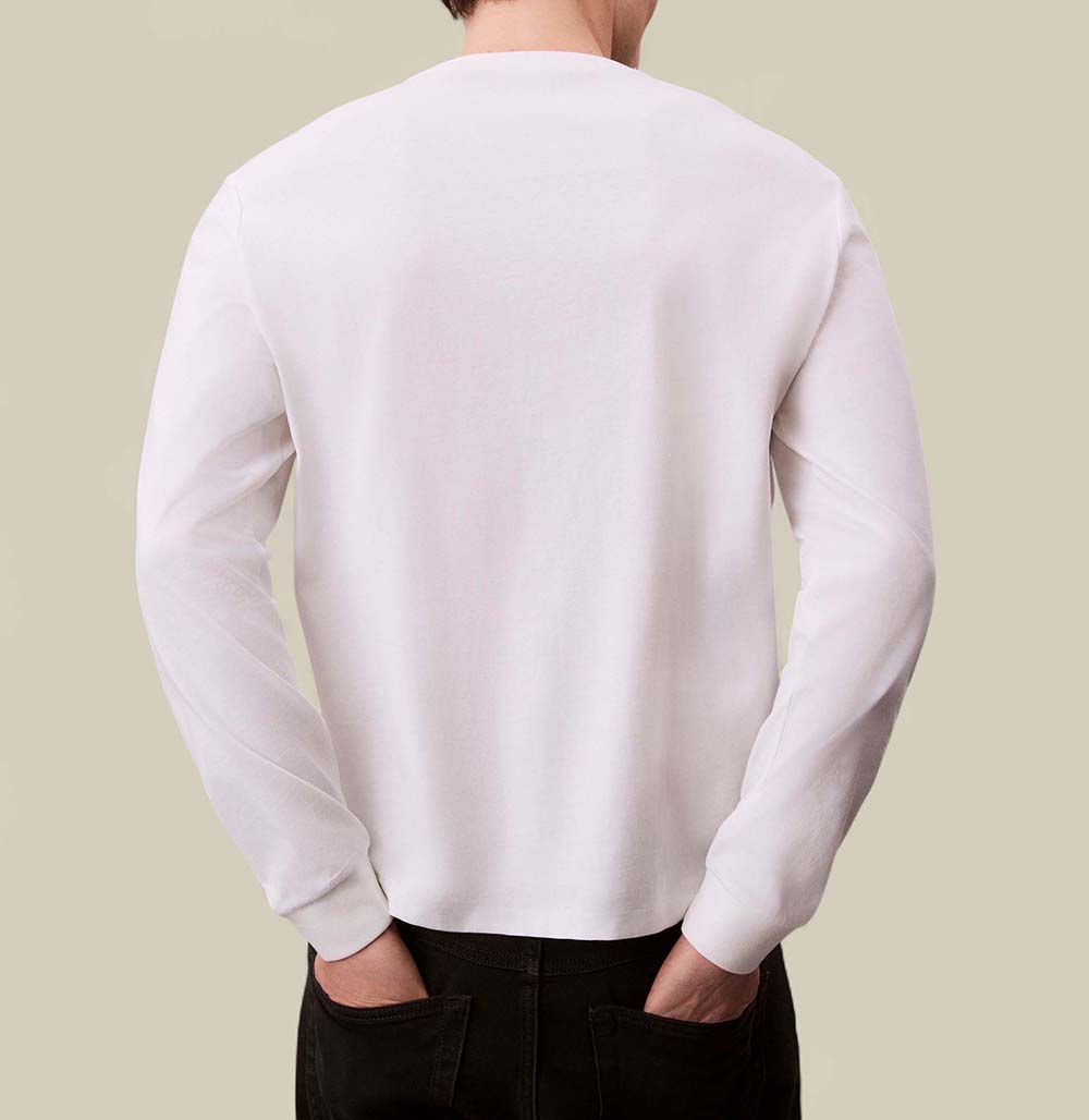 תמונת דוגמן אחורית של חולצת טי ארוכה