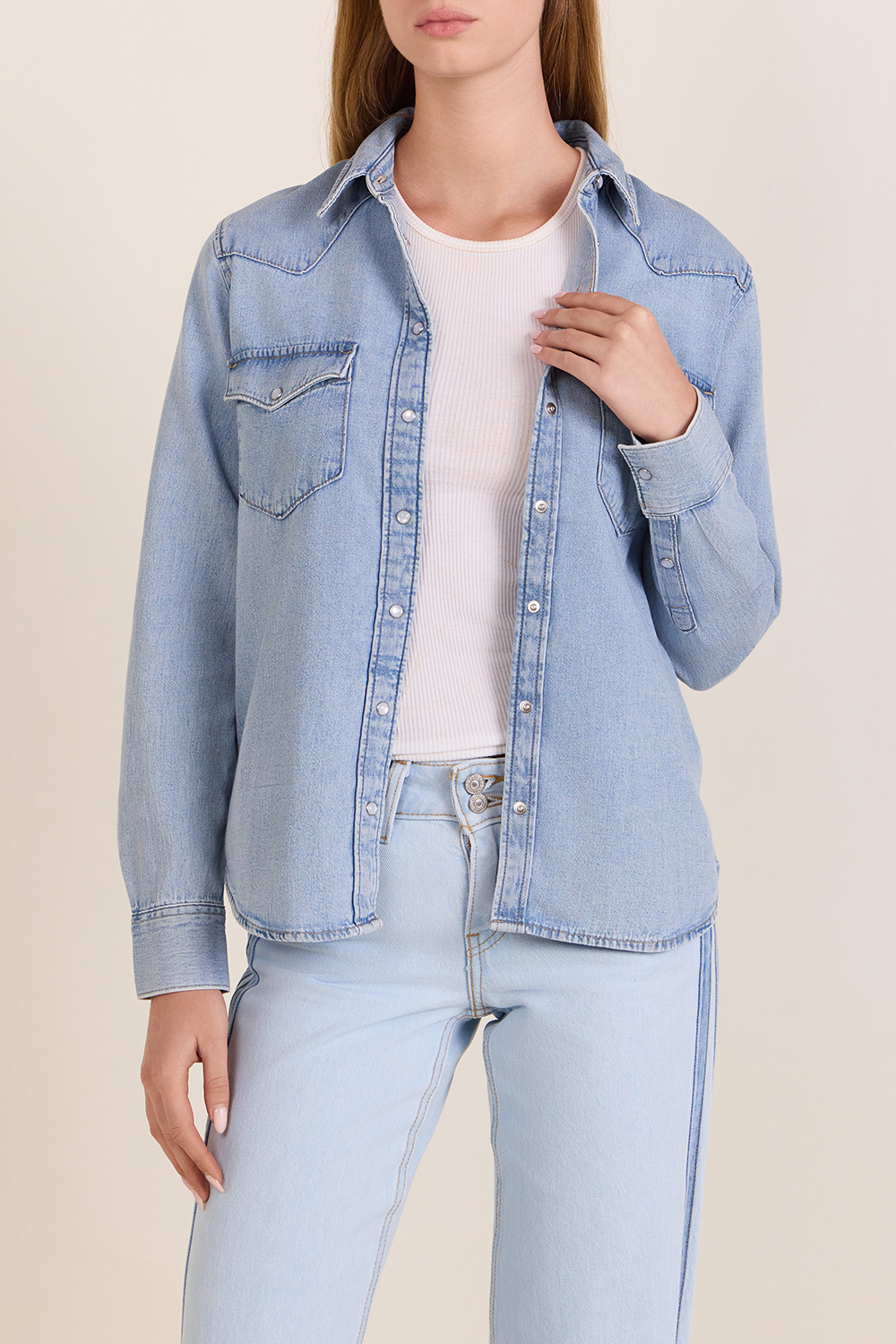 תמונת דוגמן קידמית של חולצת כפתורים ג'ינס