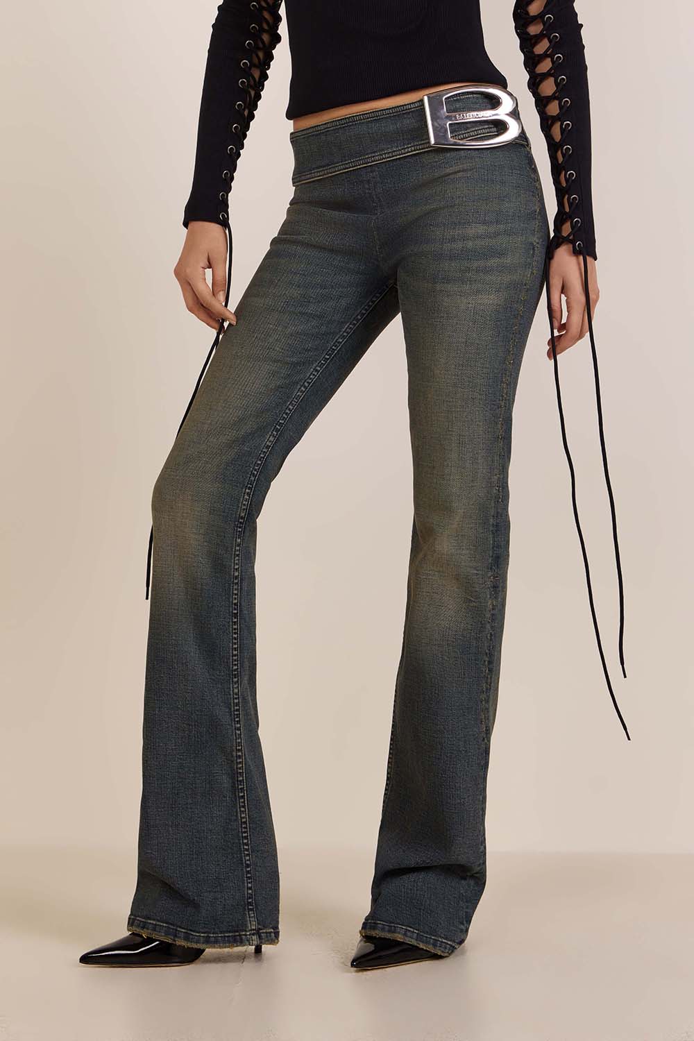 תמונת דוגמן קידמית של מכנסי ג'ינס בגזרה מתרחבת