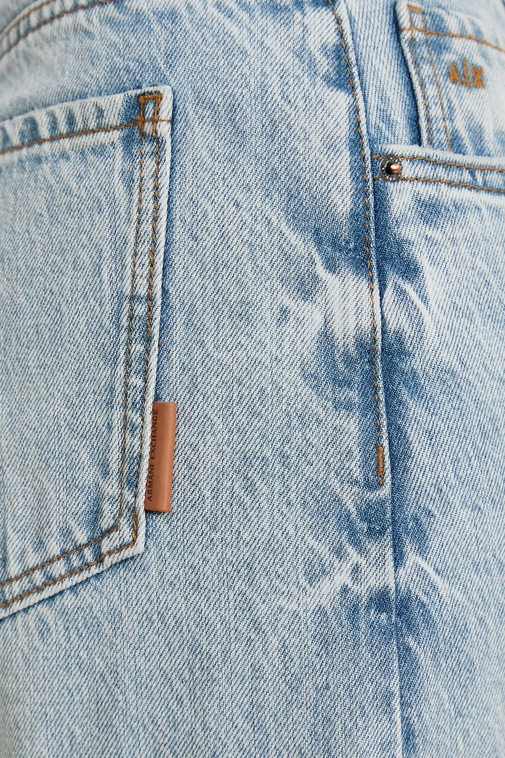 תמונת תקריב דוגמן של מכנסי ג'ינס בגזרה רחבה