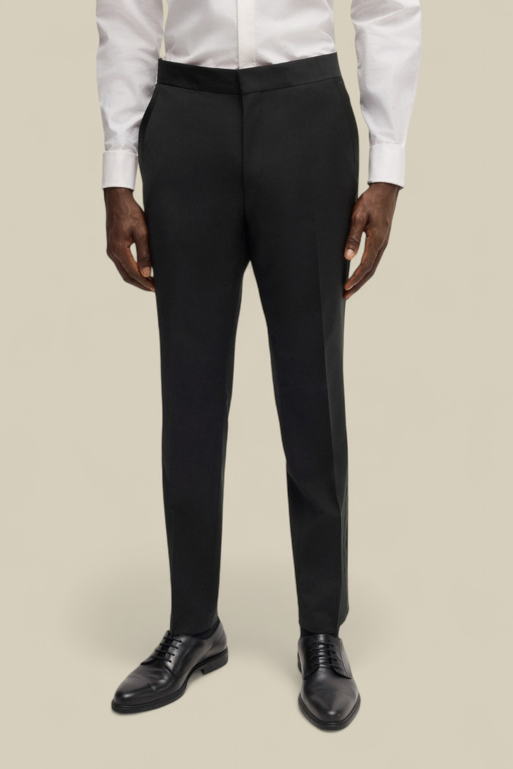 תמונת דוגמן קידמית של מכנסיים מחויטים