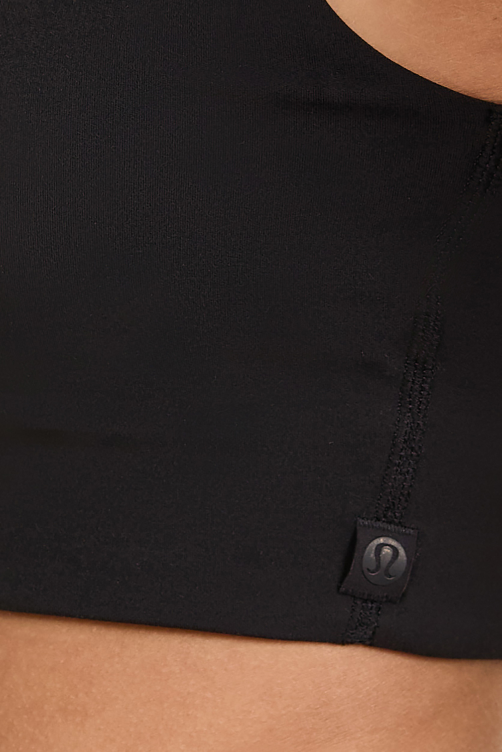 תמונת תקריב דוגמן של Flexible Fit One-Shoulder Bra