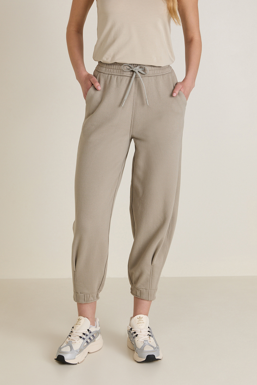 תמונת דוגמן קידמית של Loungeful Oversized Fit HR Cropped Jogger