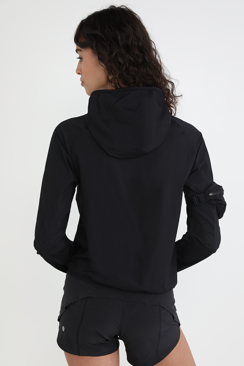 תמונת דוגמן אחורית של Classic-Fit Ventilated Running Jacket