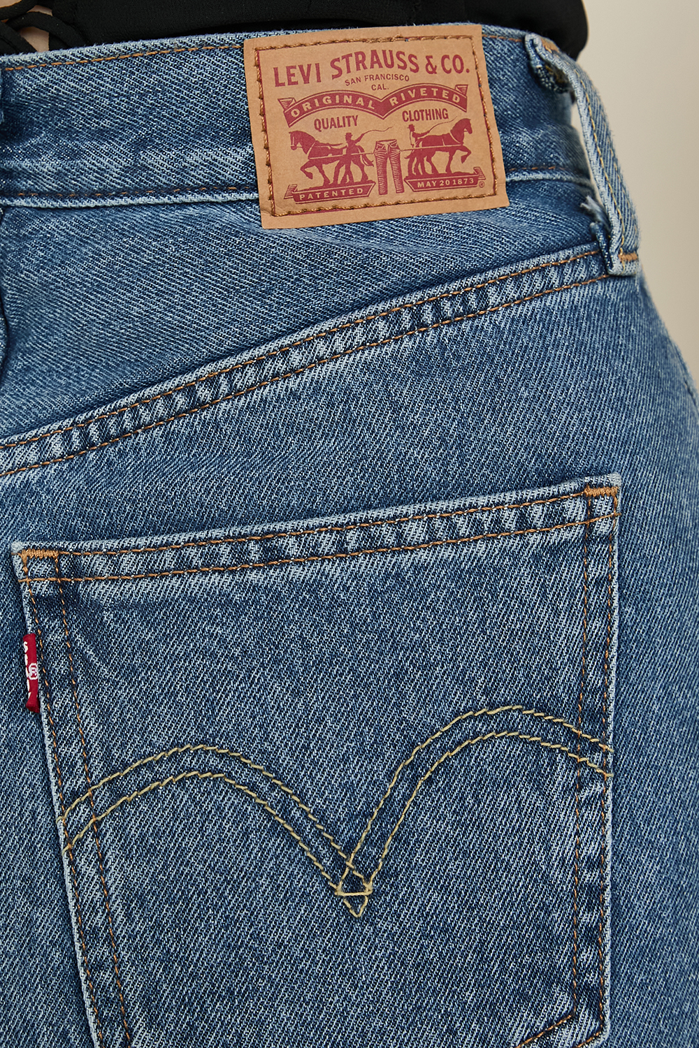 תמונת תקריב דוגמן של חצאית עיפרון