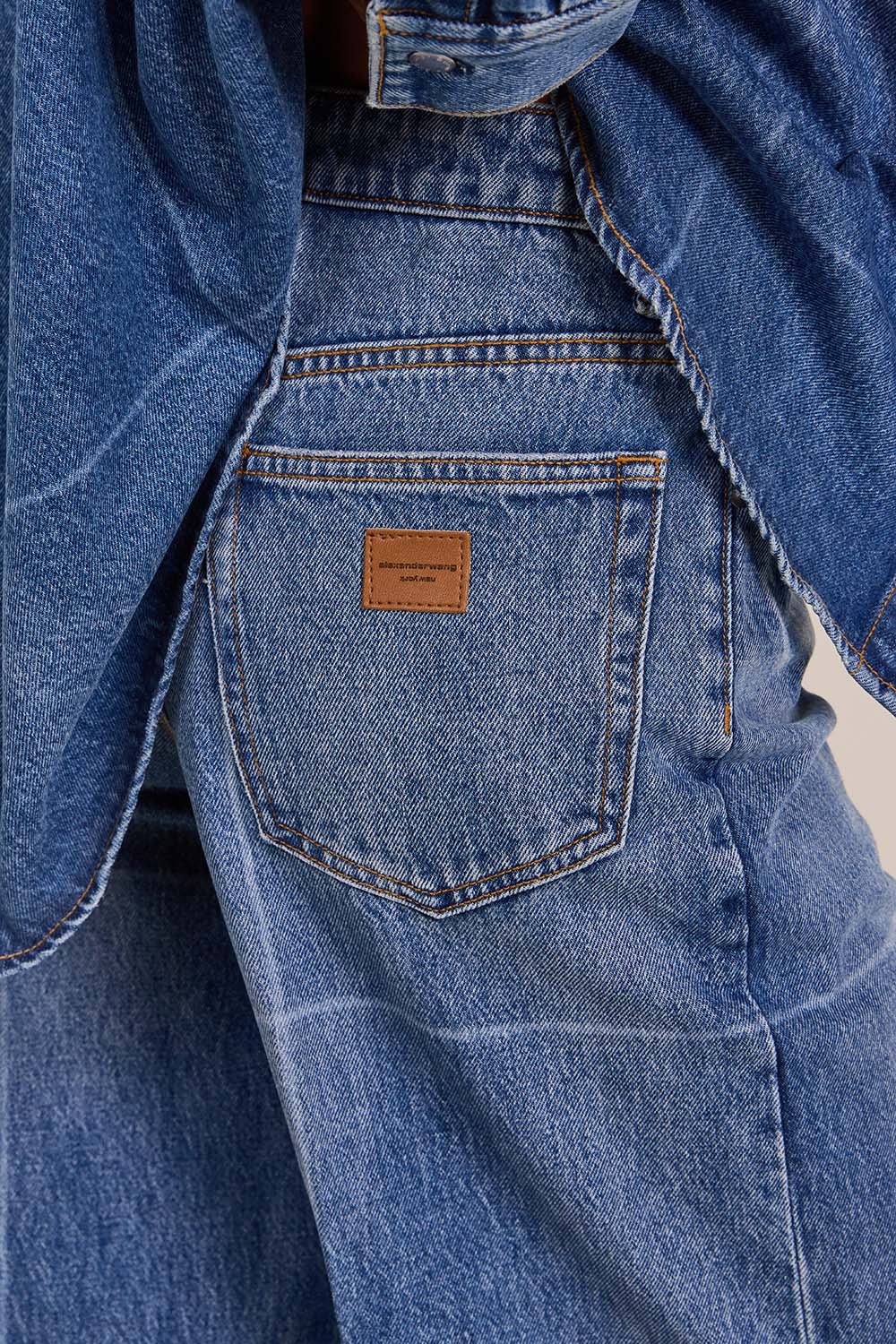 תמונת תקריב דוגמן של מכנסי ג'ינס בגזרה ישרה