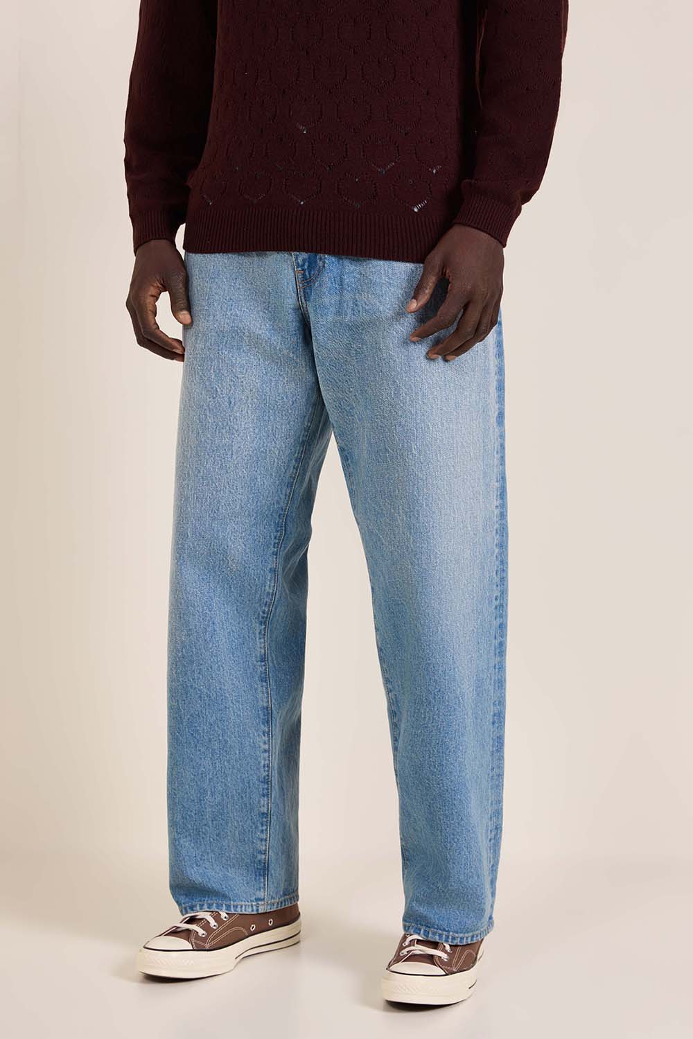 תמונת דוגמן קידמית של מכנסי ג'ינס בגזרת באגי