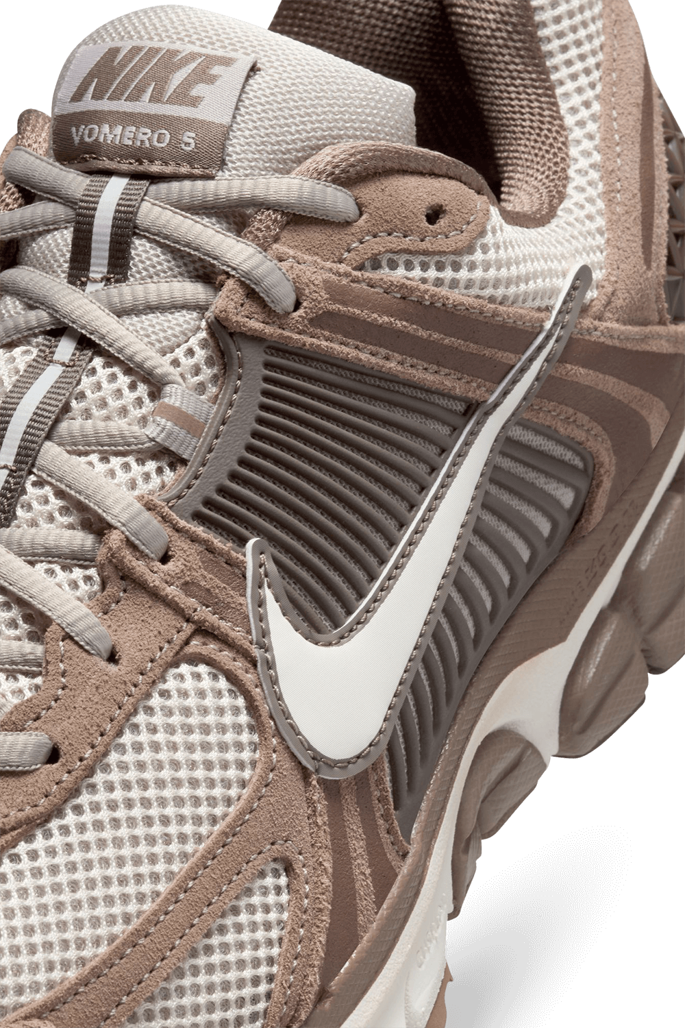 תמונת תקריב של נעלי סניקרס זום וומרו 5