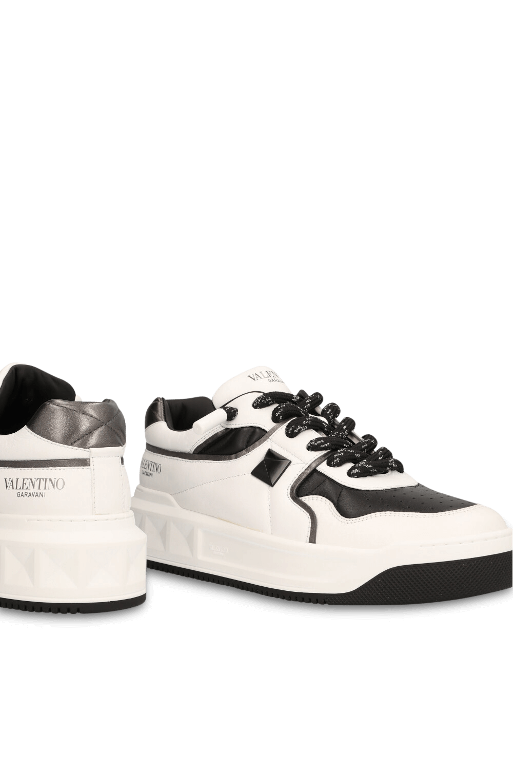 תמונת תקריב של נעלי סניקרס