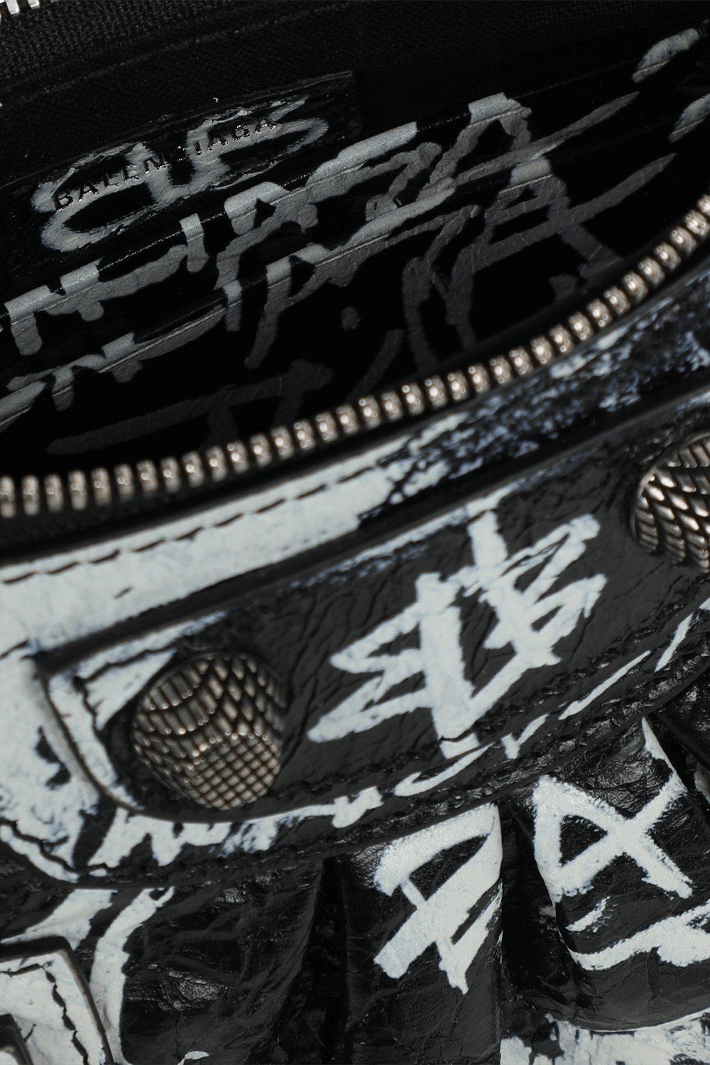 תמונת פנים של תיק כתף גרפיטי מעור לה קגול בגודל מיני