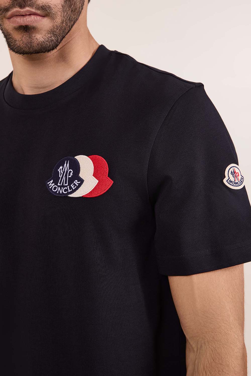 תמונת תקריב דוגמן של חולצת טי