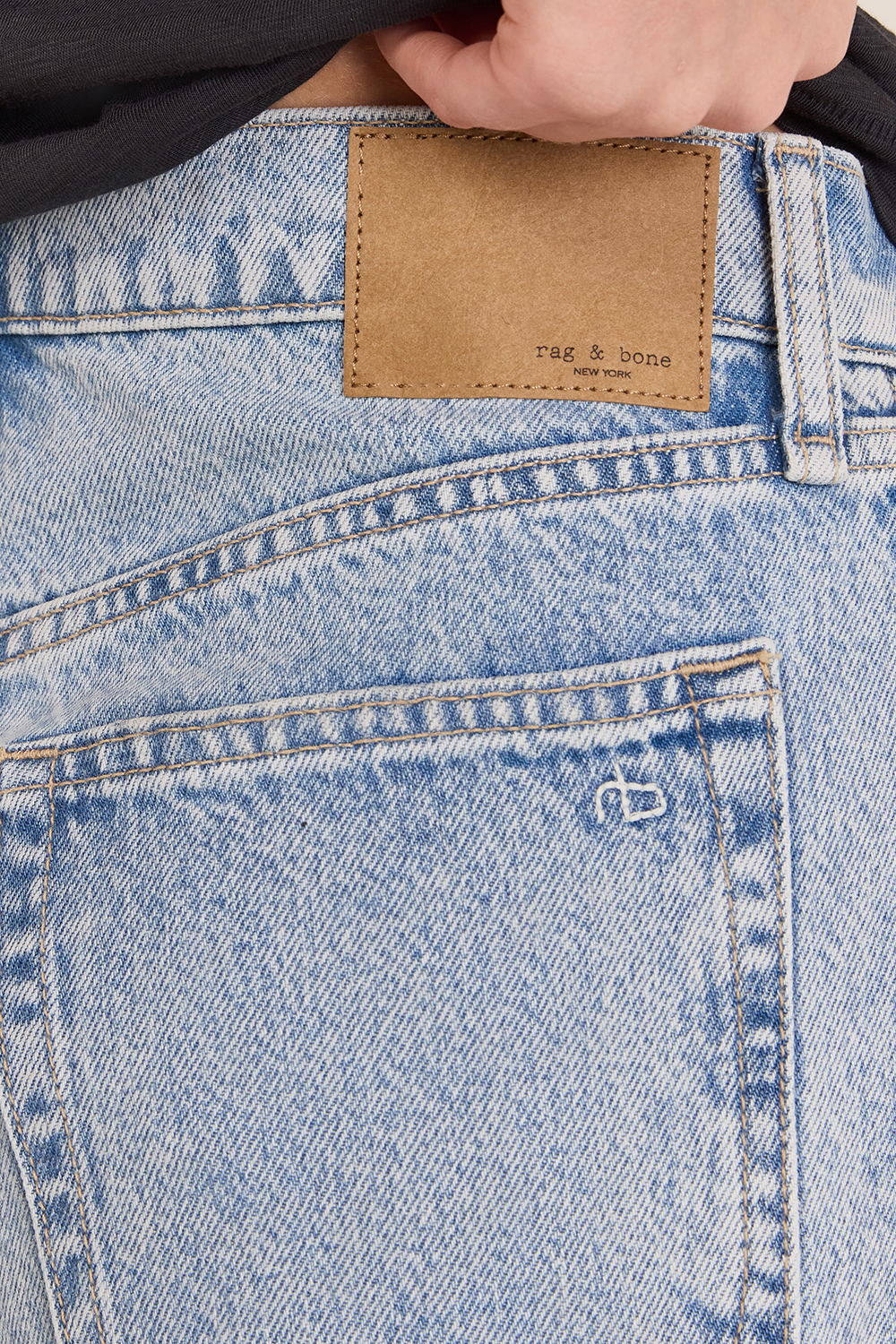 תמונת תקריב דוגמן של מכנסי ג'ינס ישרים