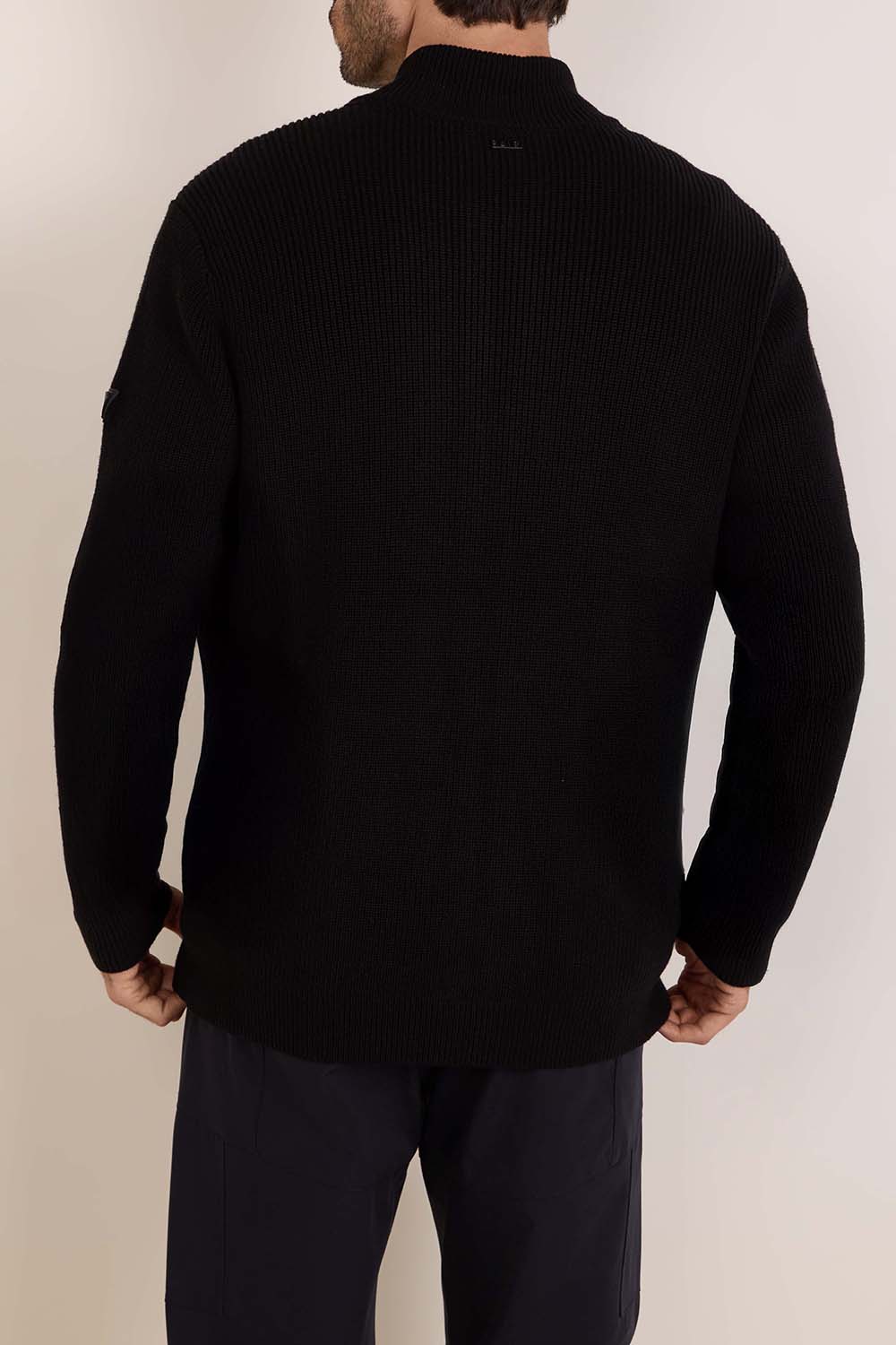 תמונת דוגמן אחורית של סריג עם רוכסן