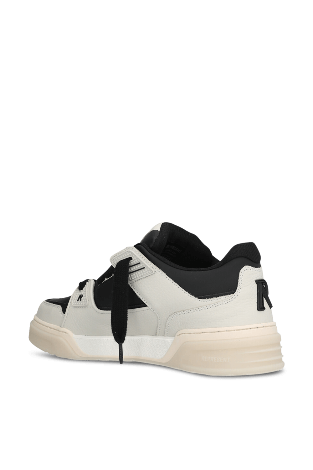 תמונה אחורית של נעלי סניקרס סטודיו