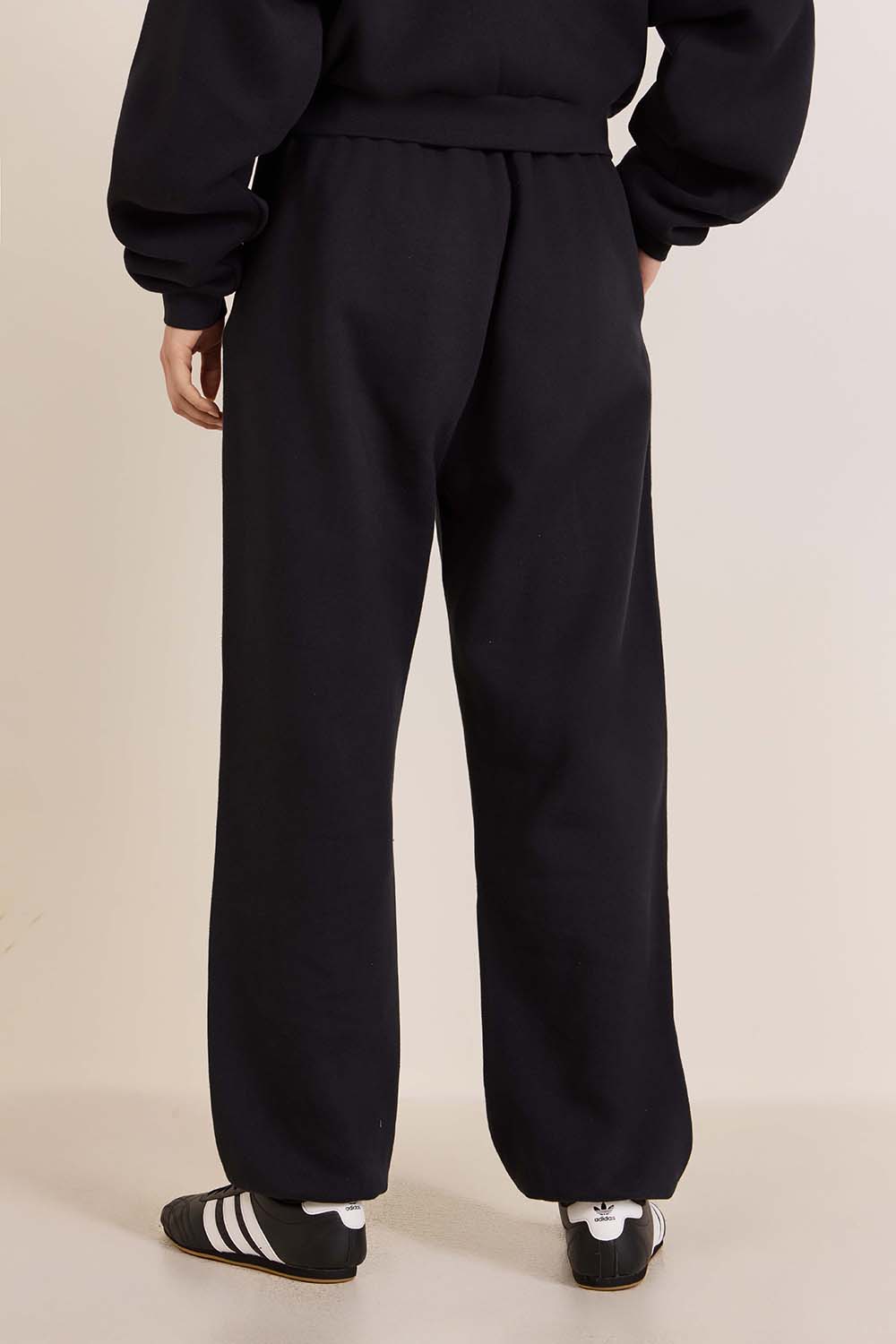 תמונת דוגמן אחורית של מכנסי ג'וג