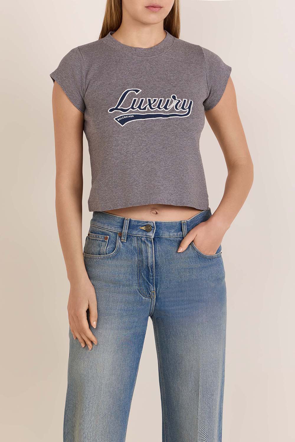 תמונת דוגמן קידמית של חולצת טי קרופ