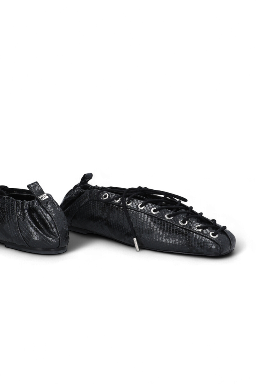 תמונת תקריב של נעלי בלרינה