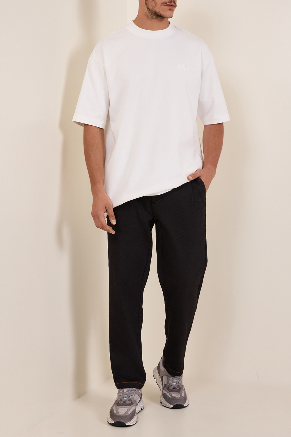 תמונת דוגמן קידמית של נעלי סניקרס