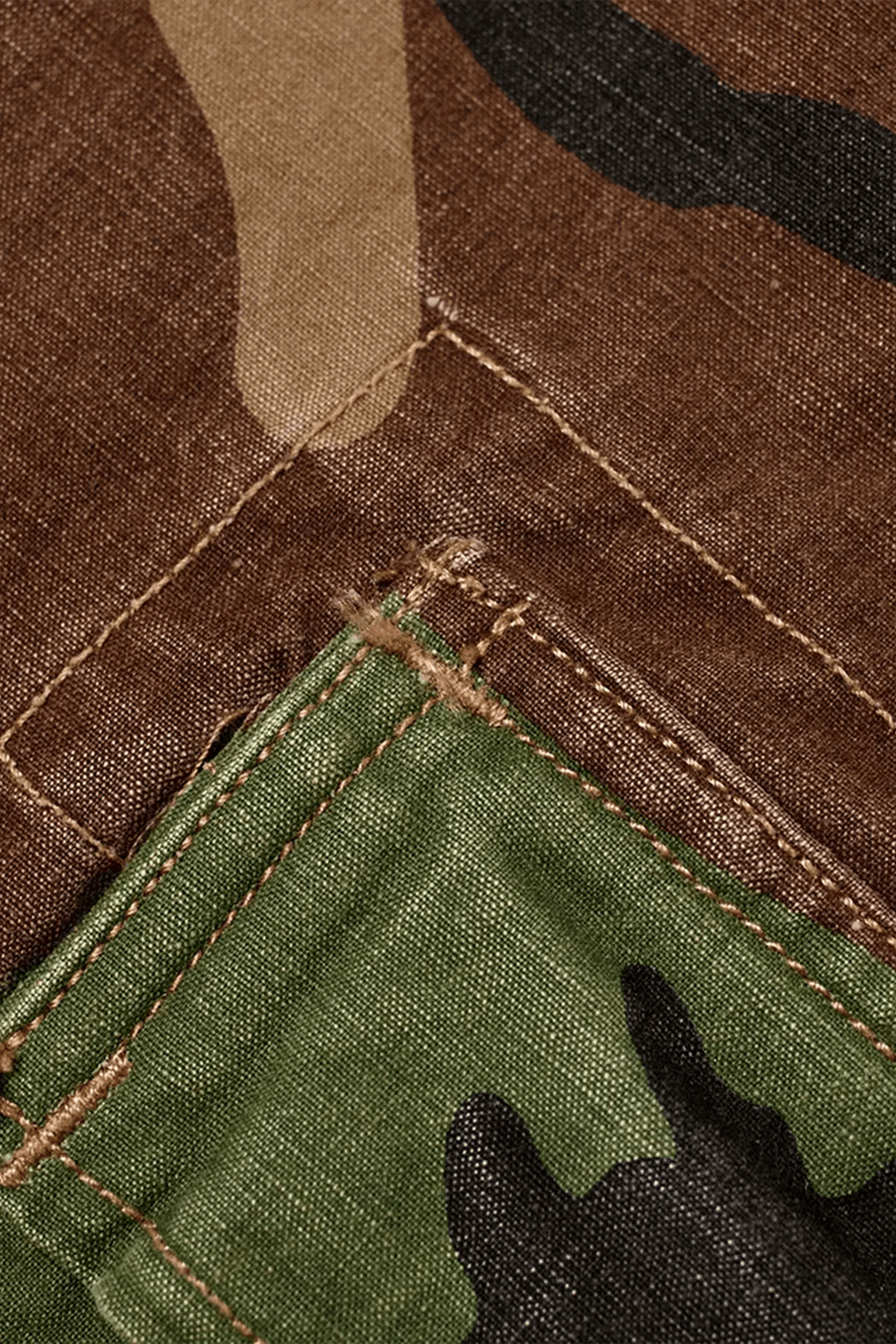 תמונת תקריב של מכנסי קארגו עם הדפס צבאי