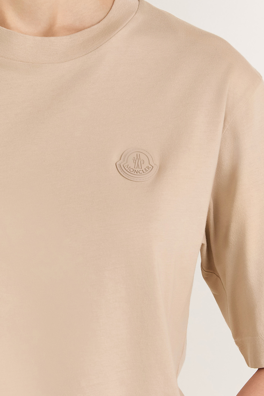 תמונת תקריב דוגמן של חולצת טי