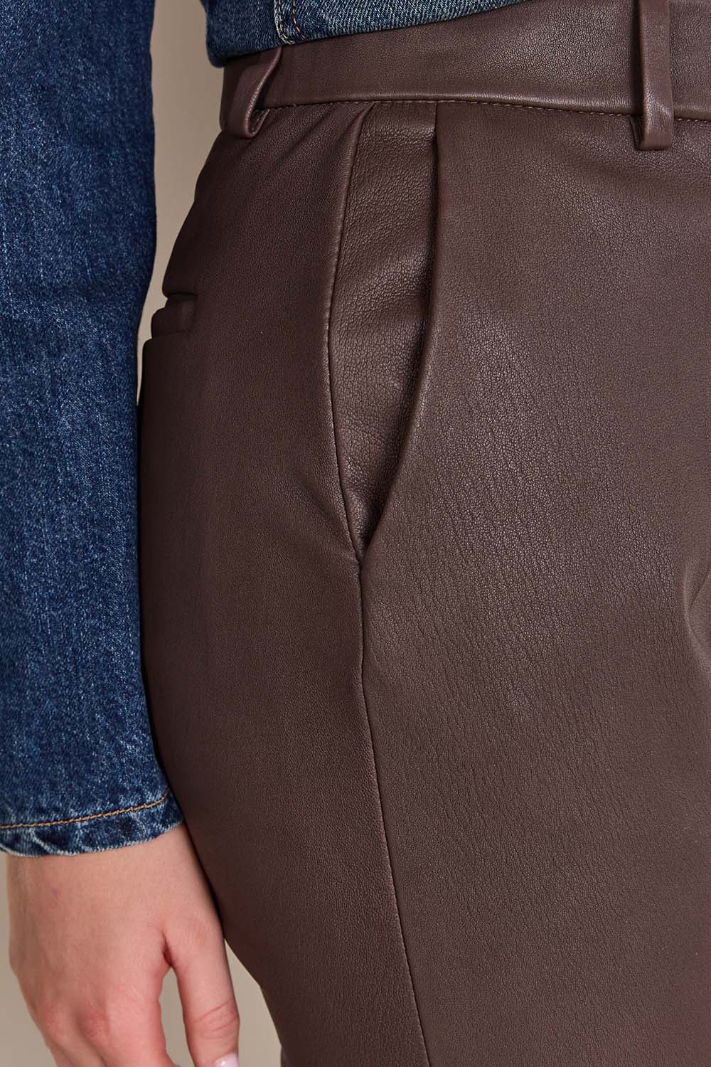 תמונת תקריב דוגמן של מכנסי עור