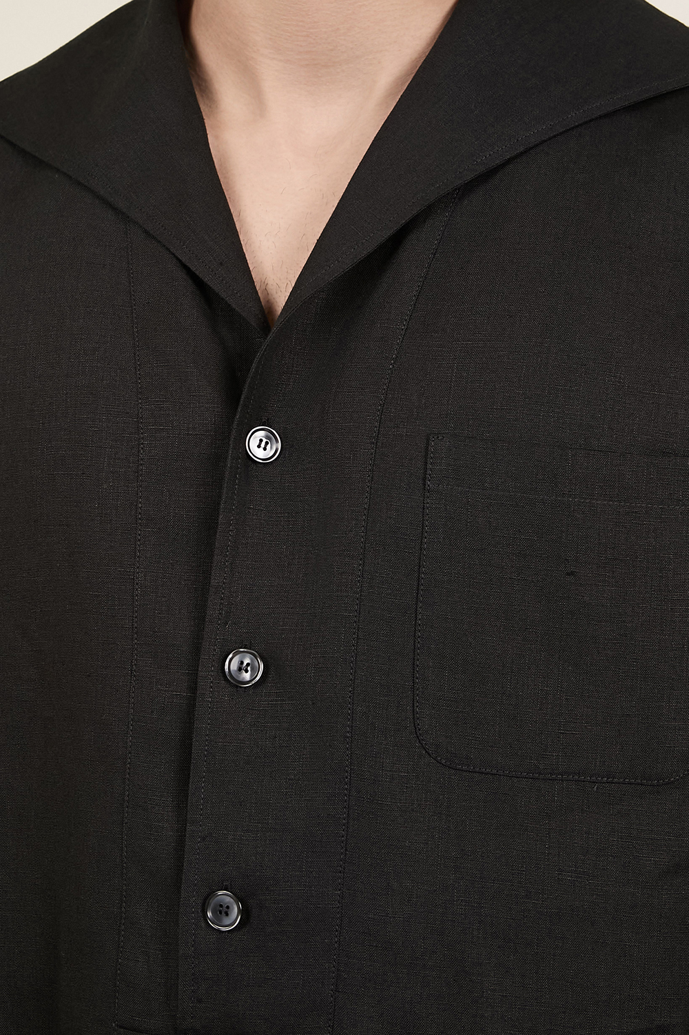 תמונת תקריב דוגמן של חולצה קצרה מפשתן