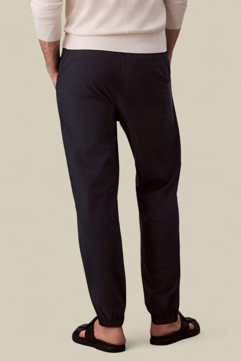 תמונת דוגמן אחורית של מכנסיים ארוכים סלים פיט