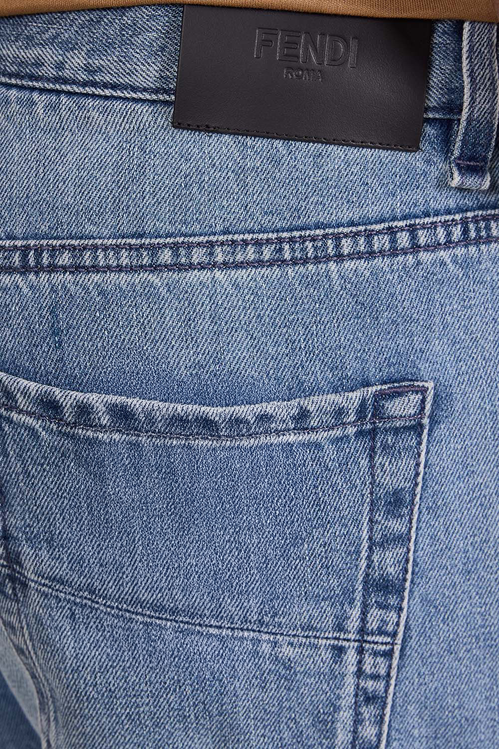 תמונת תקריב דוגמן של מכנסי ג'ינס קלאסיים בגזרה ישרה