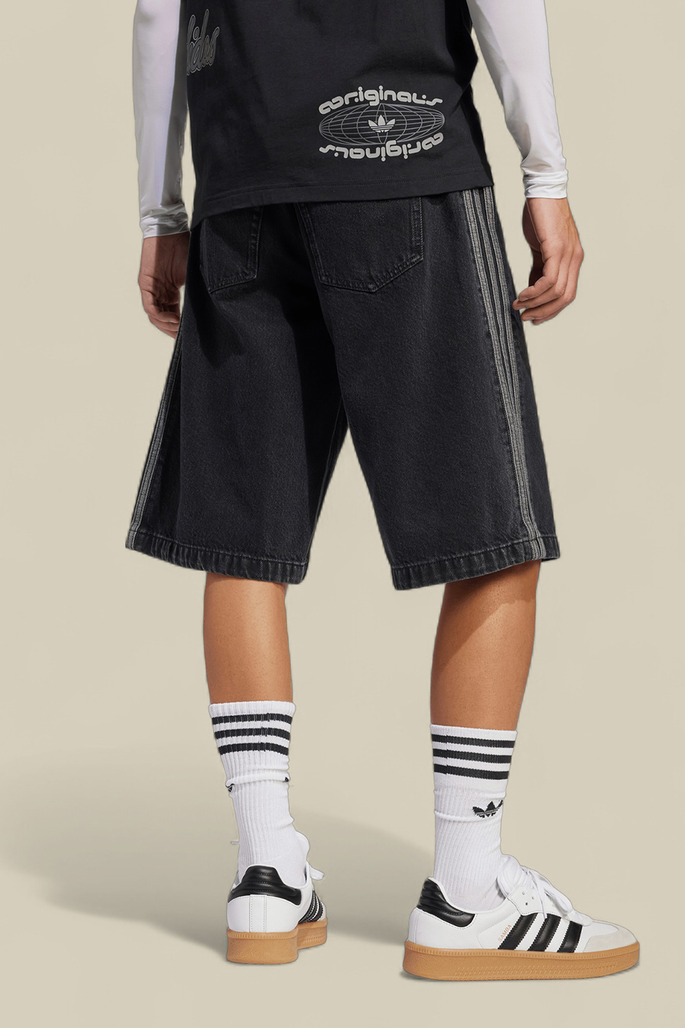 תמונת דוגמן אחורית של מכנסי ג'ינס קצרים