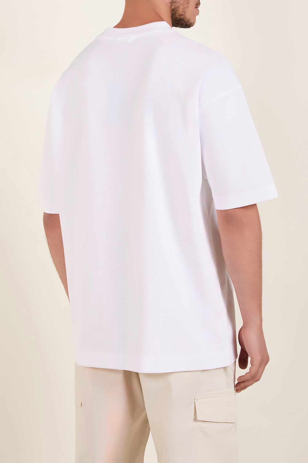 תמונת דוגמן אחורית של חולצת טי בגזרה משוחררת