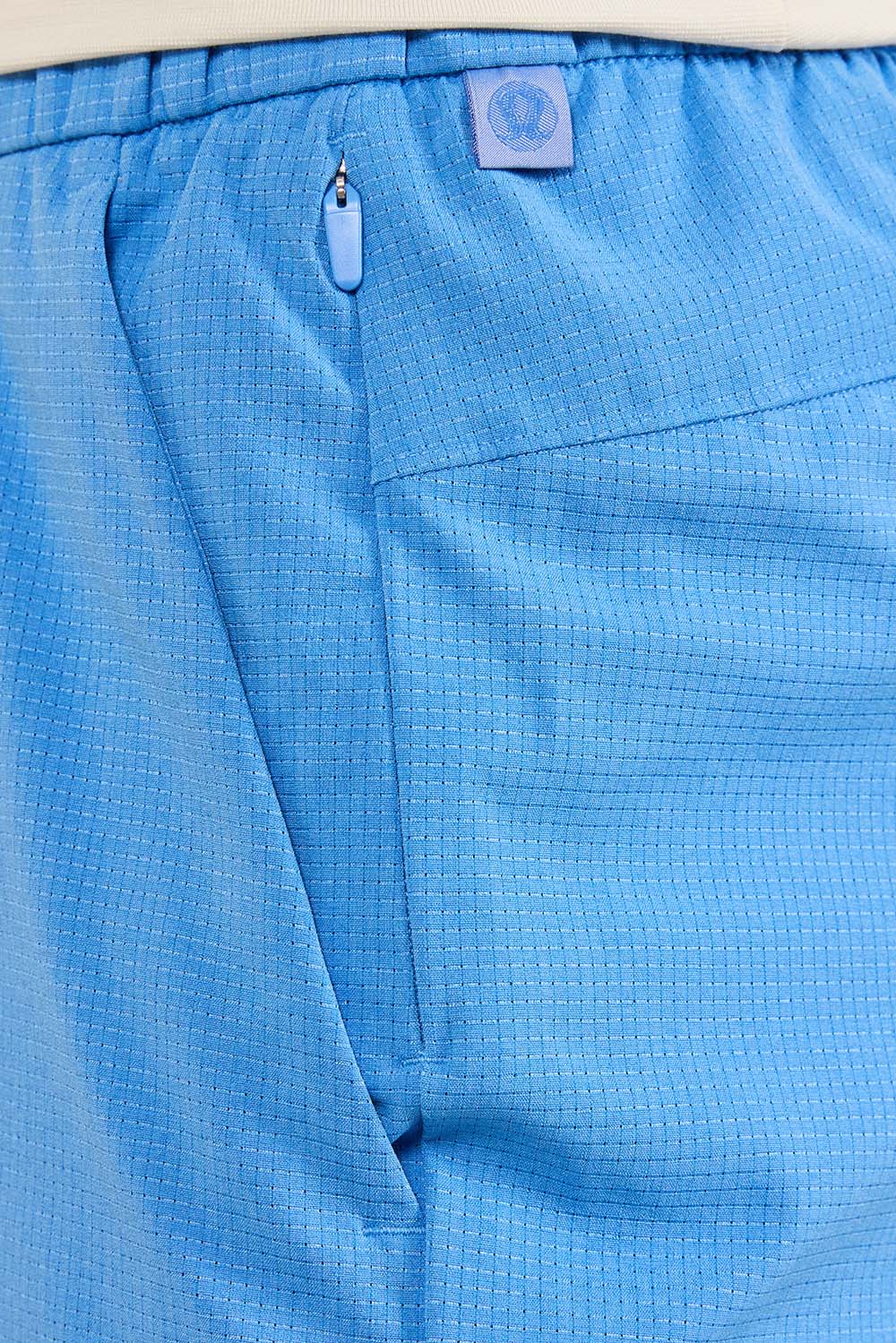 תמונת תקריב דוגמן של ABC WovenAir Pull-On Short 7