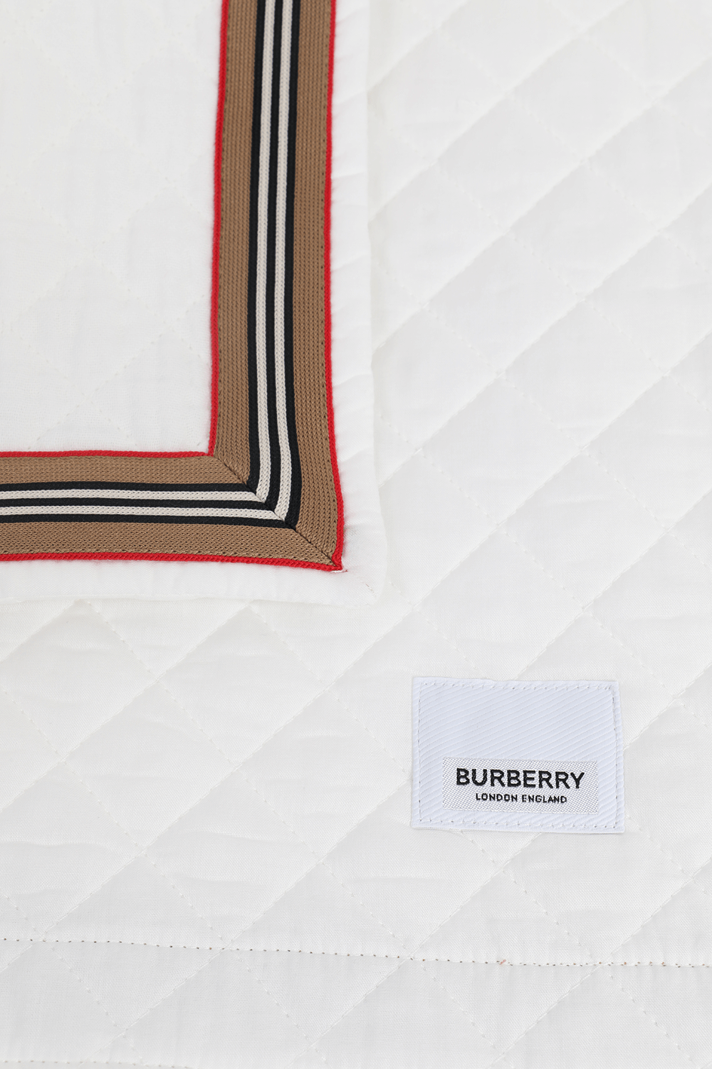 תמונת פנים של שמיכת תינוקות לבנה עם מסגרת פסים