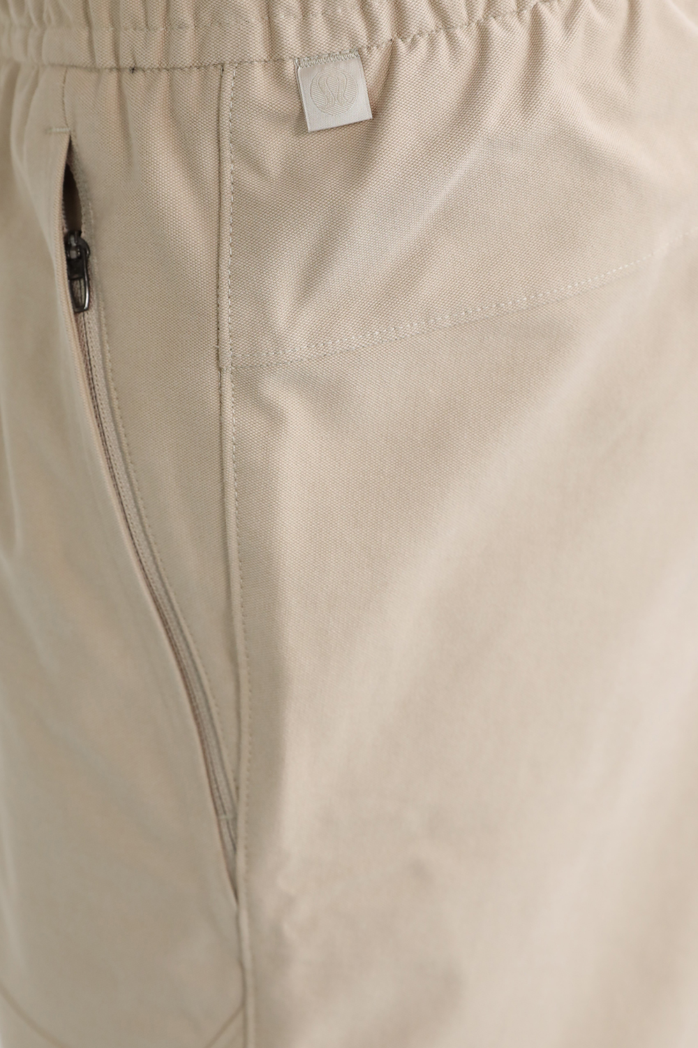 תמונת תקריב דוגמן של Utilitech Pull On Relaxed Fit Pant