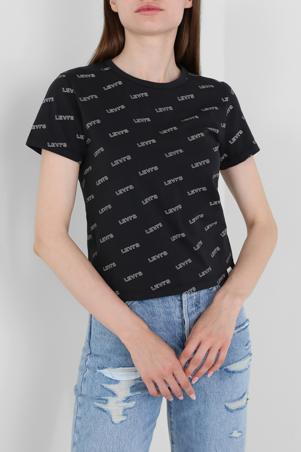 תמונת דוגמן קידמית של חולצת טי מונוגרמה