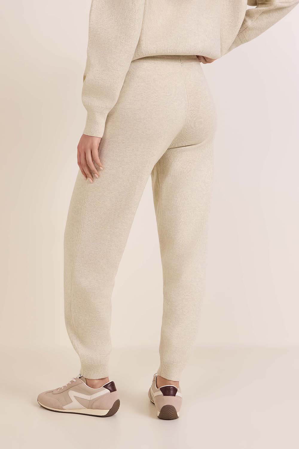 תמונת דוגמן אחורית של מכנסי ג'וג סרוגים