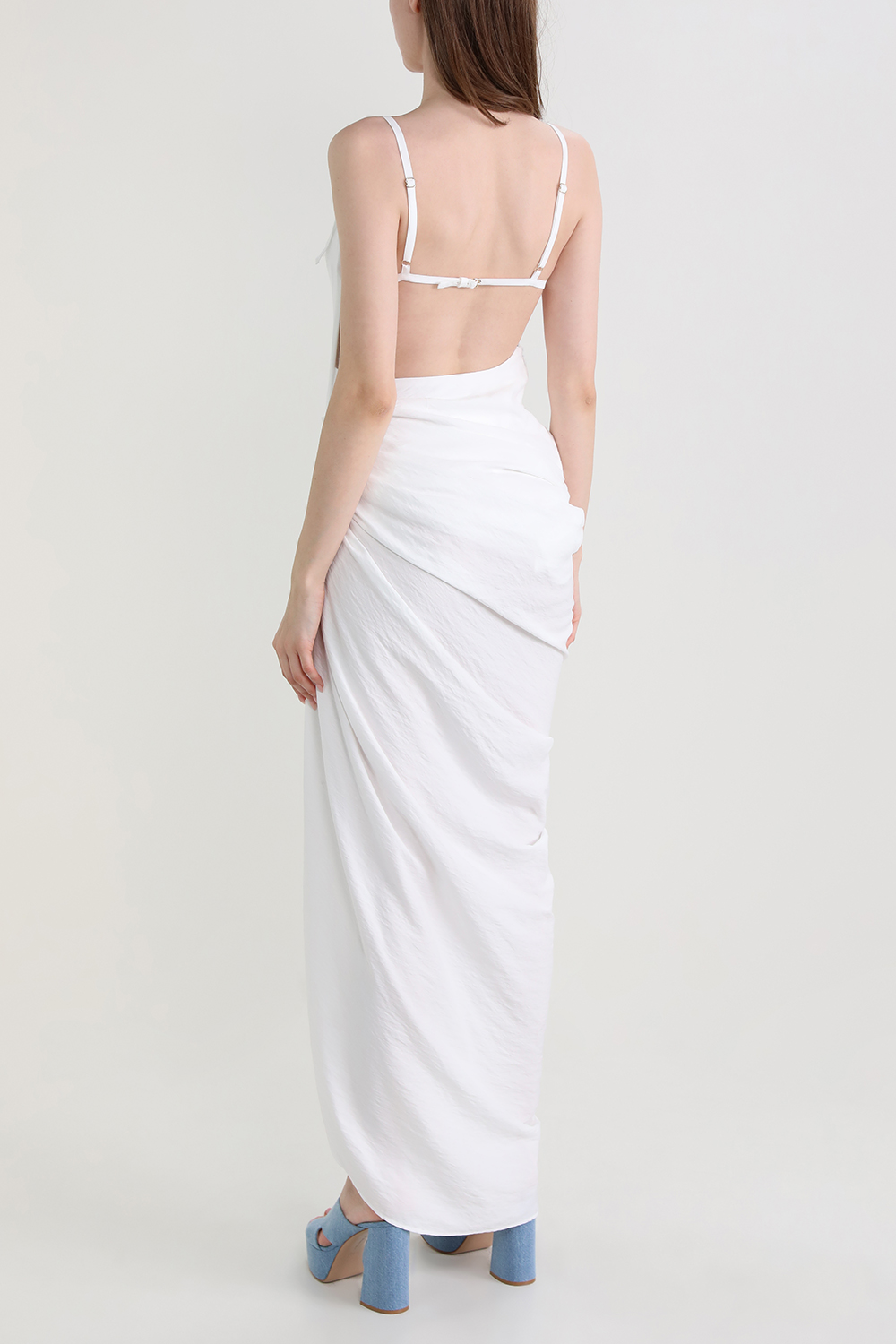 תמונת דוגמן אחורית של שמלת מקסי א-סימטרית