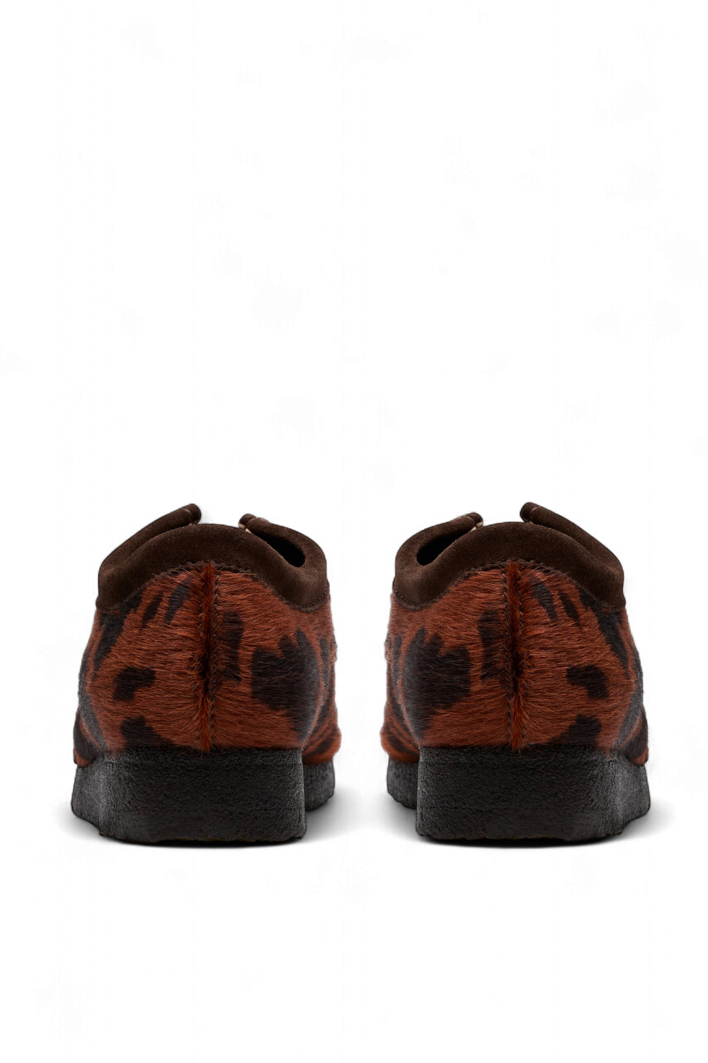 תמונת תקריב של נעלי מוקסינים וולבי