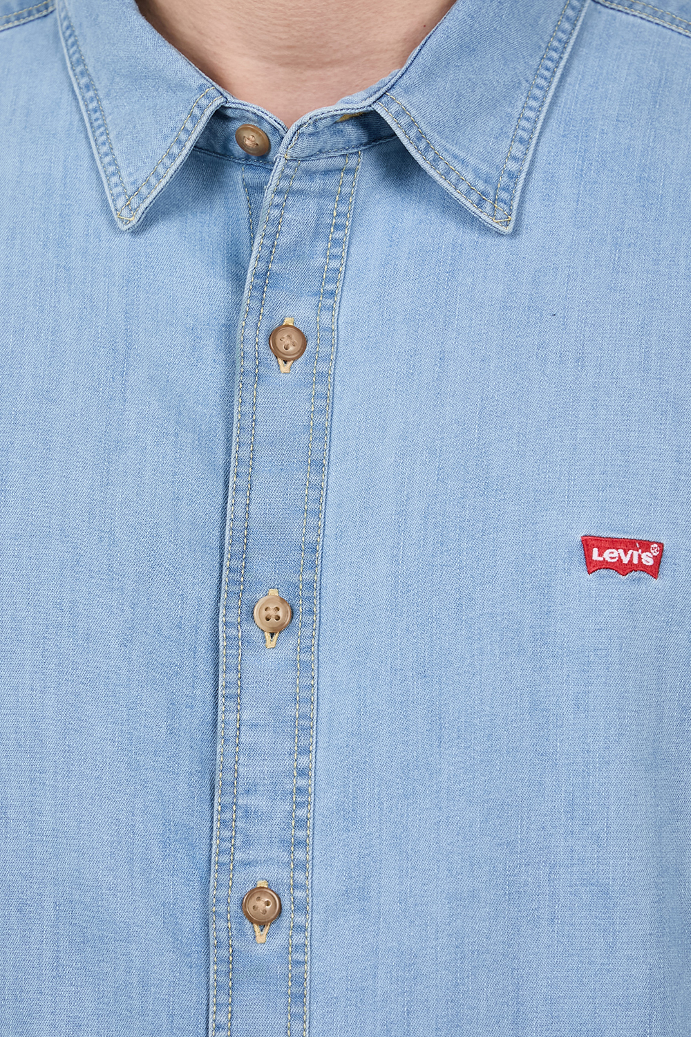 תמונת תקריב דוגמן של חולצת כפתורים ג'ינס סלים פיט