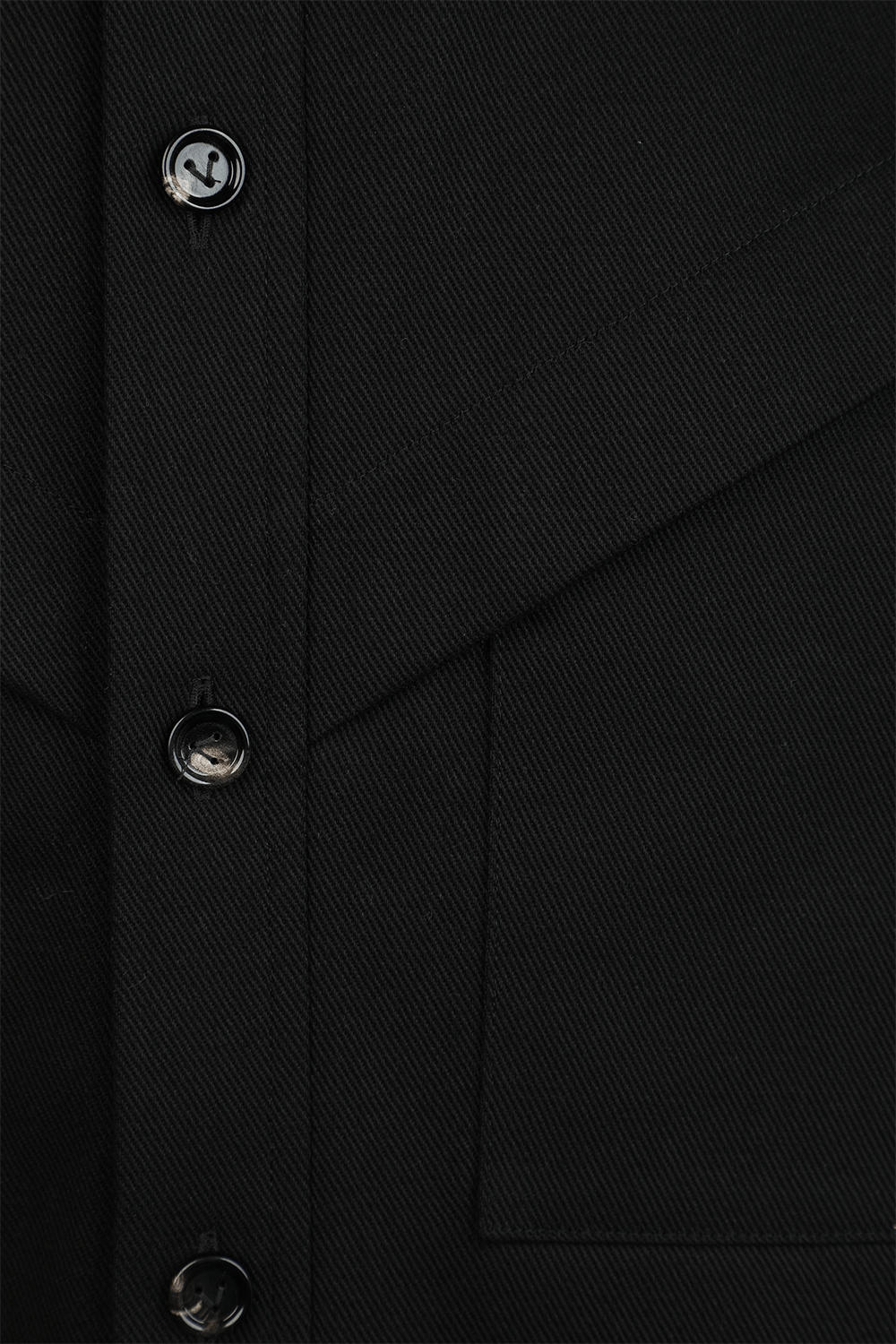 תמונה אחורית של חולצה מכופתרת קצרה שחורה