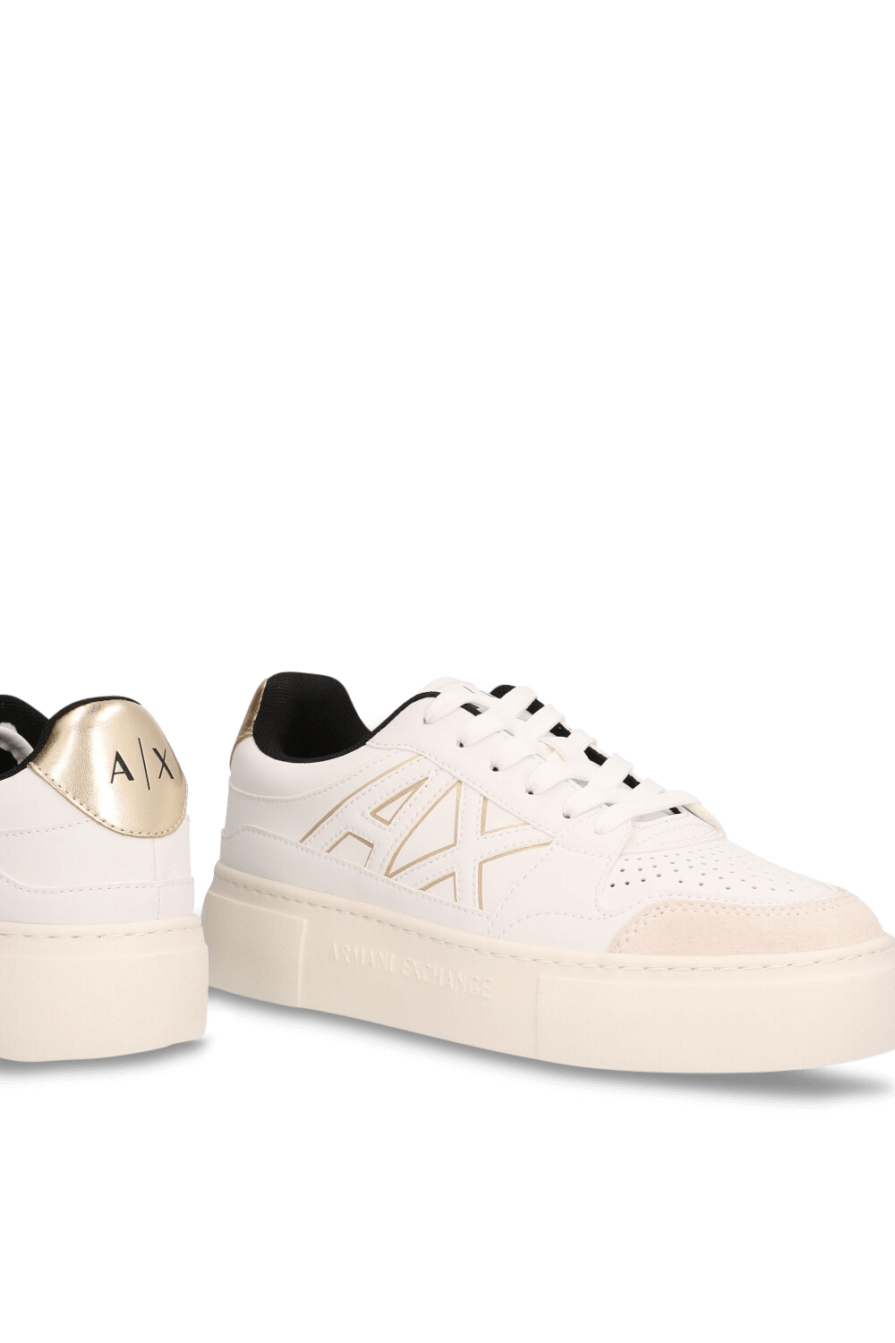 תמונת תקריב של נעלי סניקרס