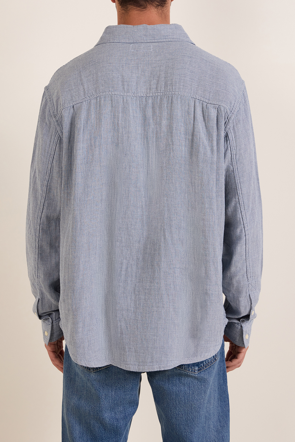 תמונת דוגמן אחורית של חולצת כפתורים