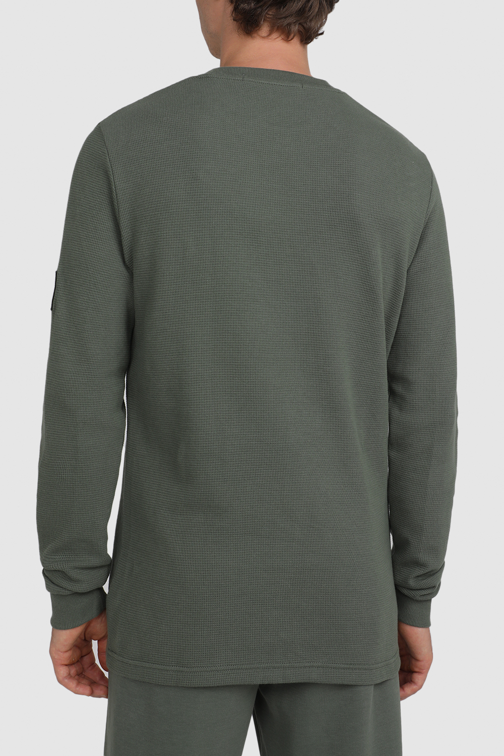 תמונת דוגמן אחורית של חולצת טי עם שרוולים ארוכים