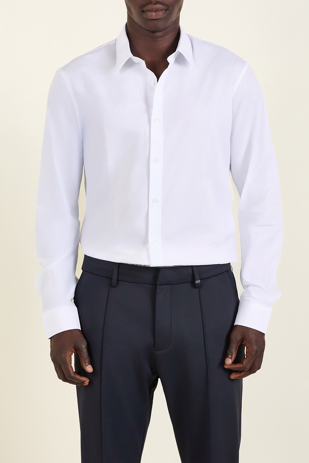 תמונת דוגמן קידמית של חולצה מכופתרת