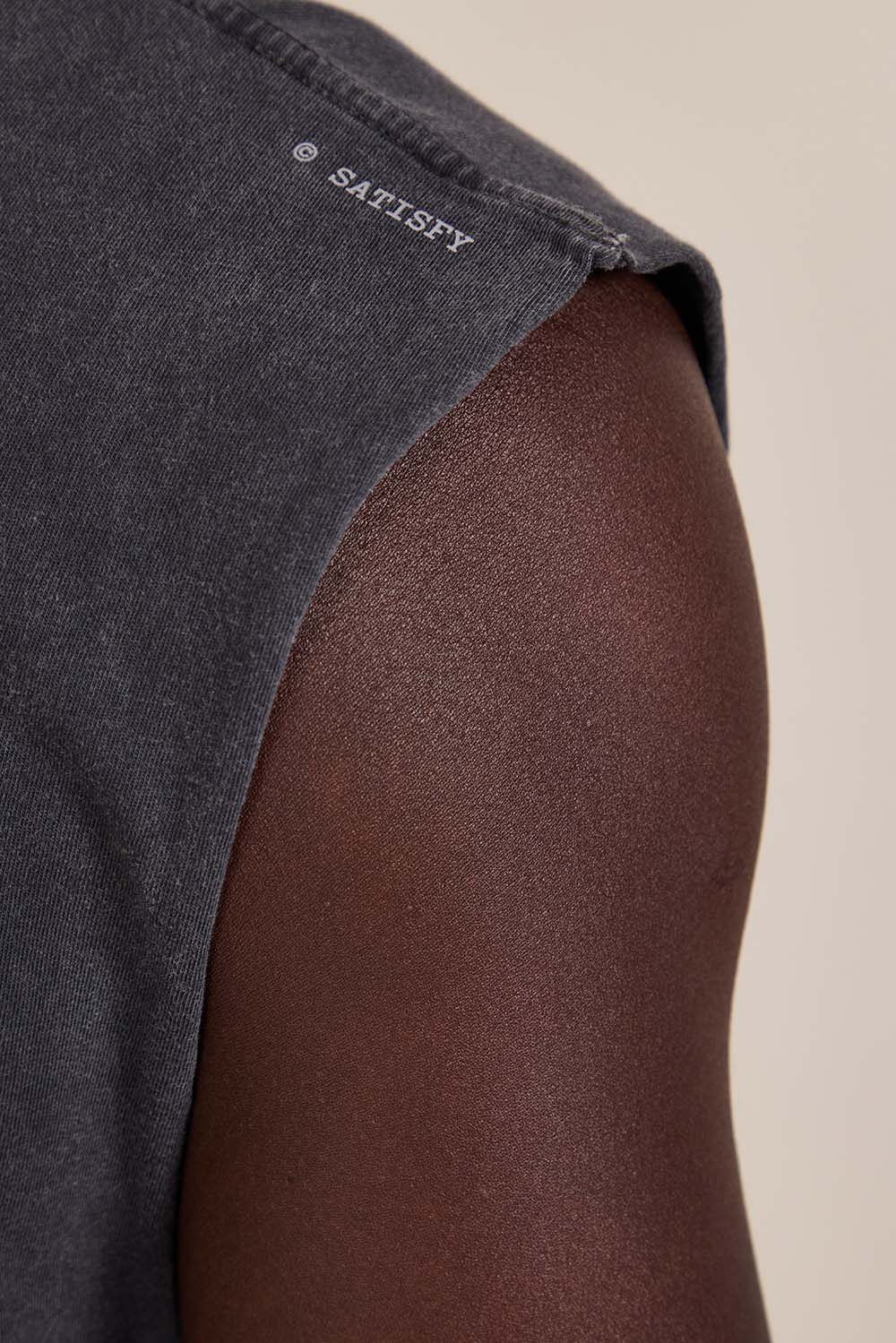 תמונת תקריב דוגמן של גופיית ריצה