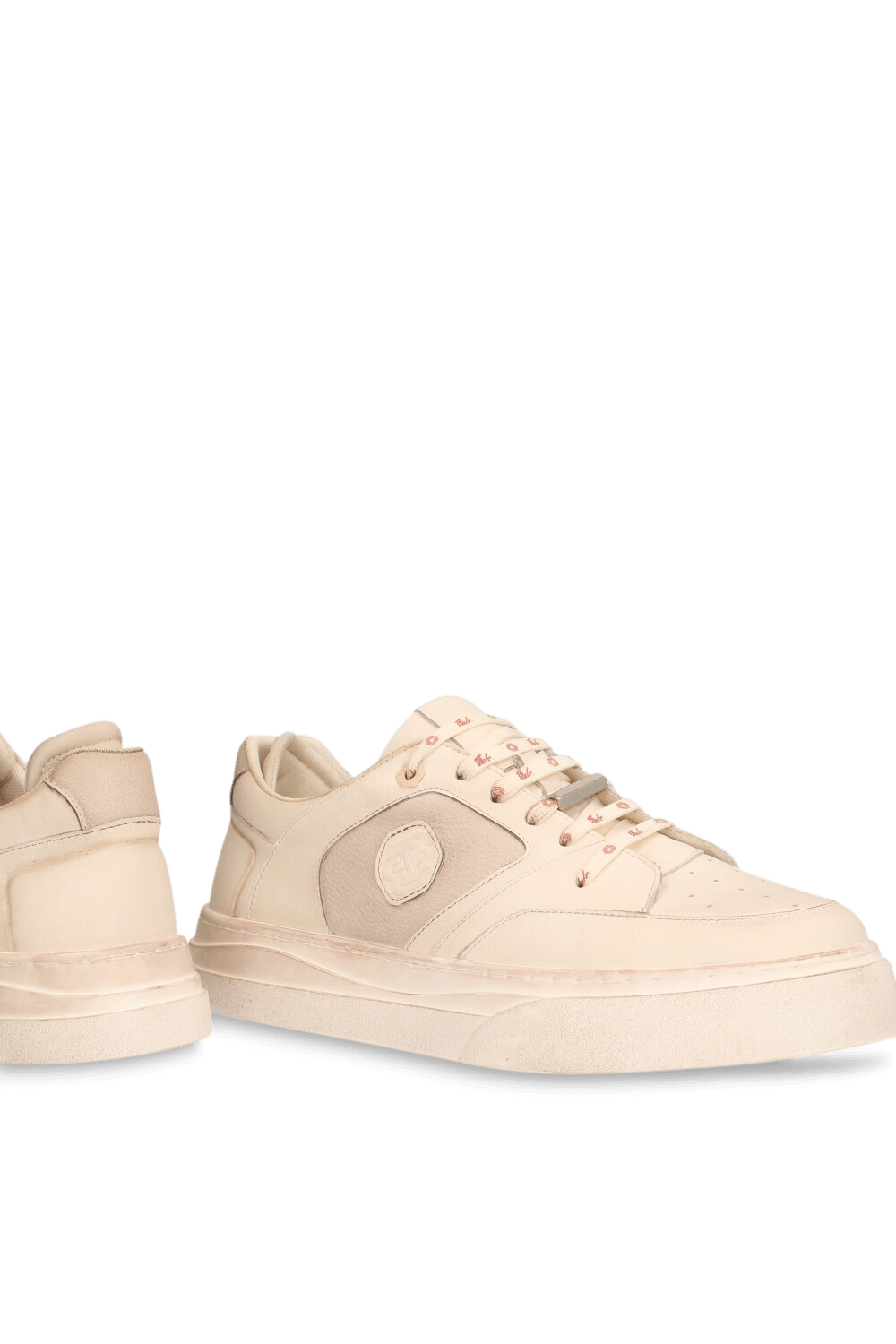 תמונת תקריב של נעלי סניקרס