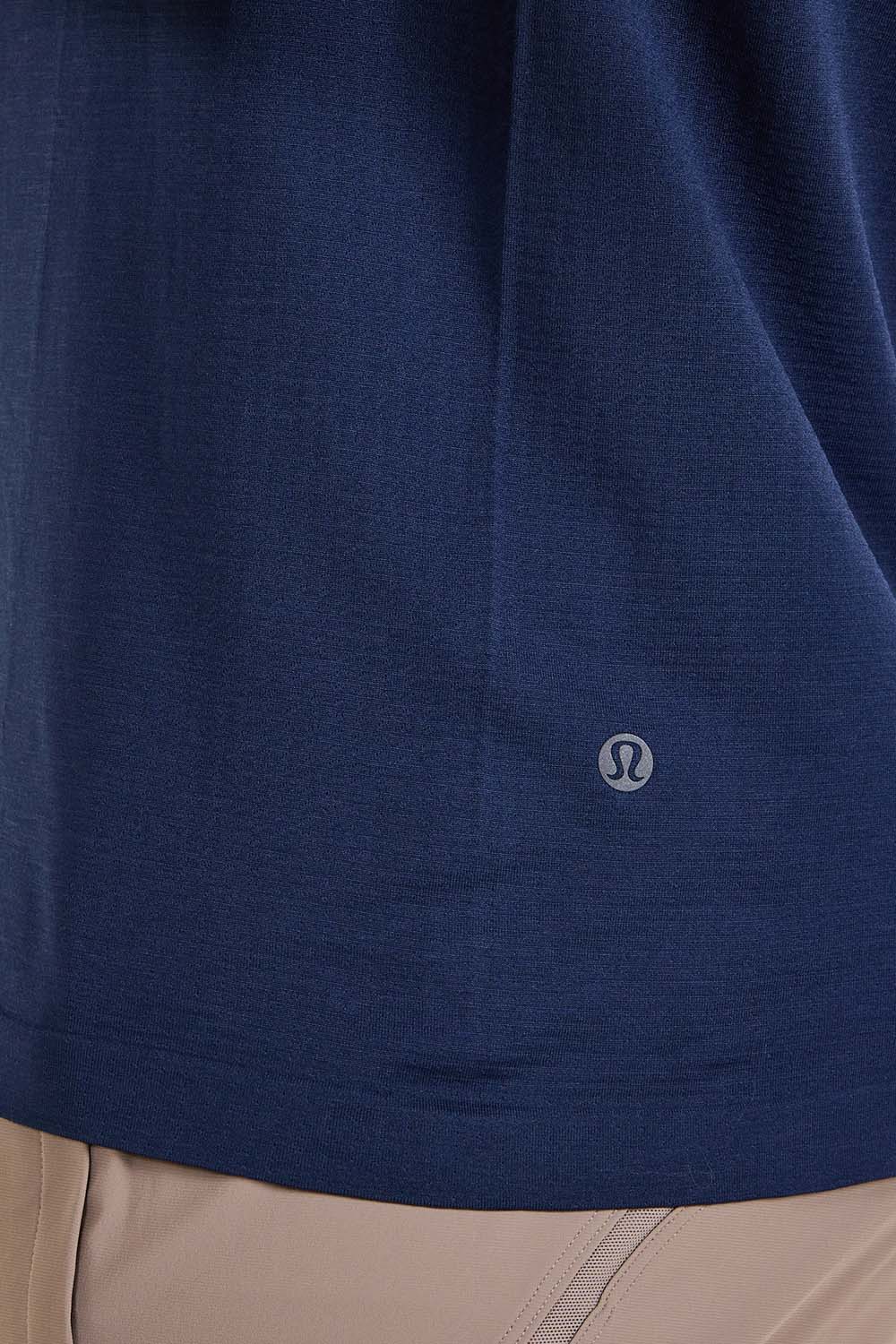 תמונת תקריב דוגמן של Metal Vent Tech Long-Sleeve Shirt