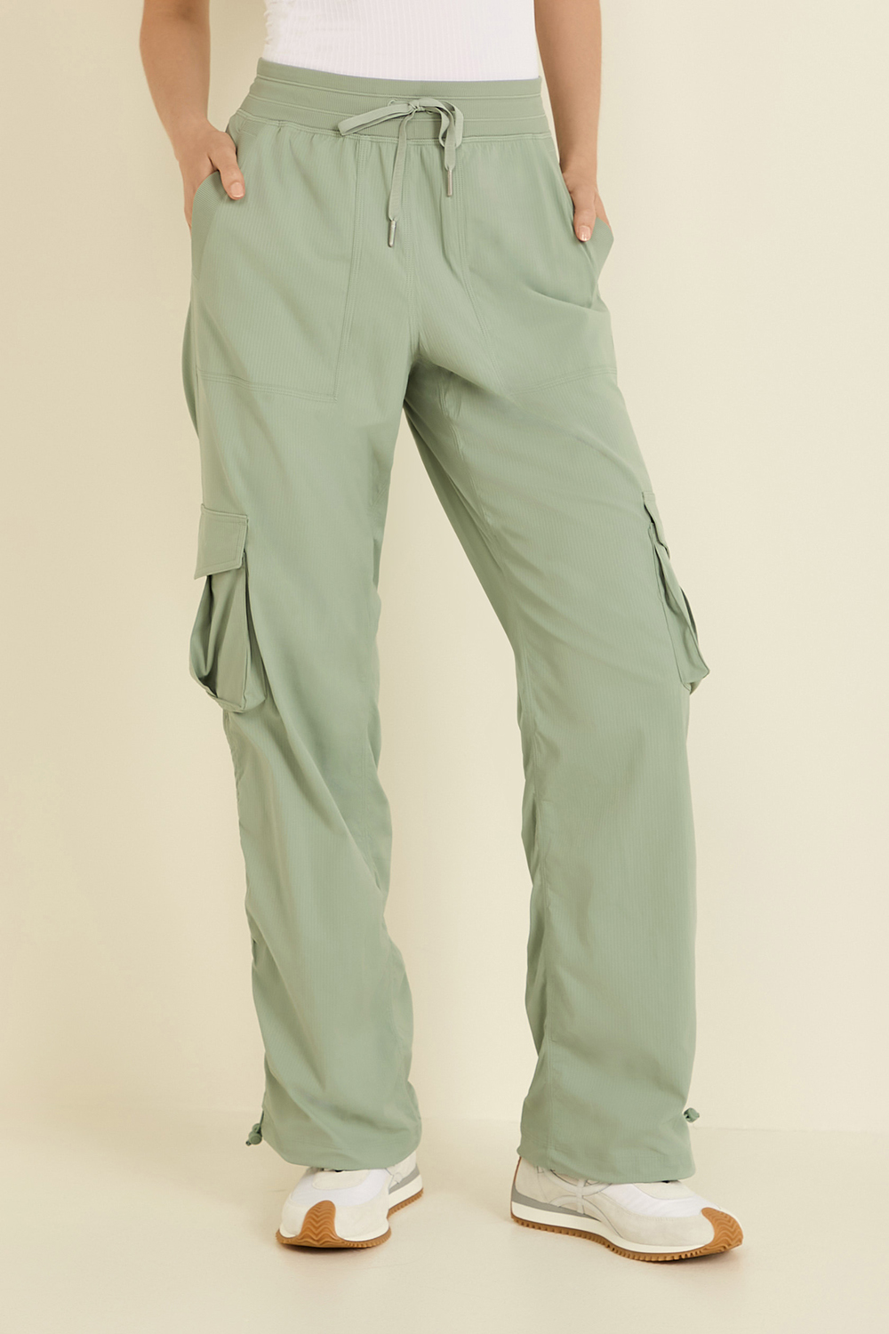 תמונת דוגמן קידמית של Dance Studio Relaxed-Fit Mid-Rise Cargo Jogger