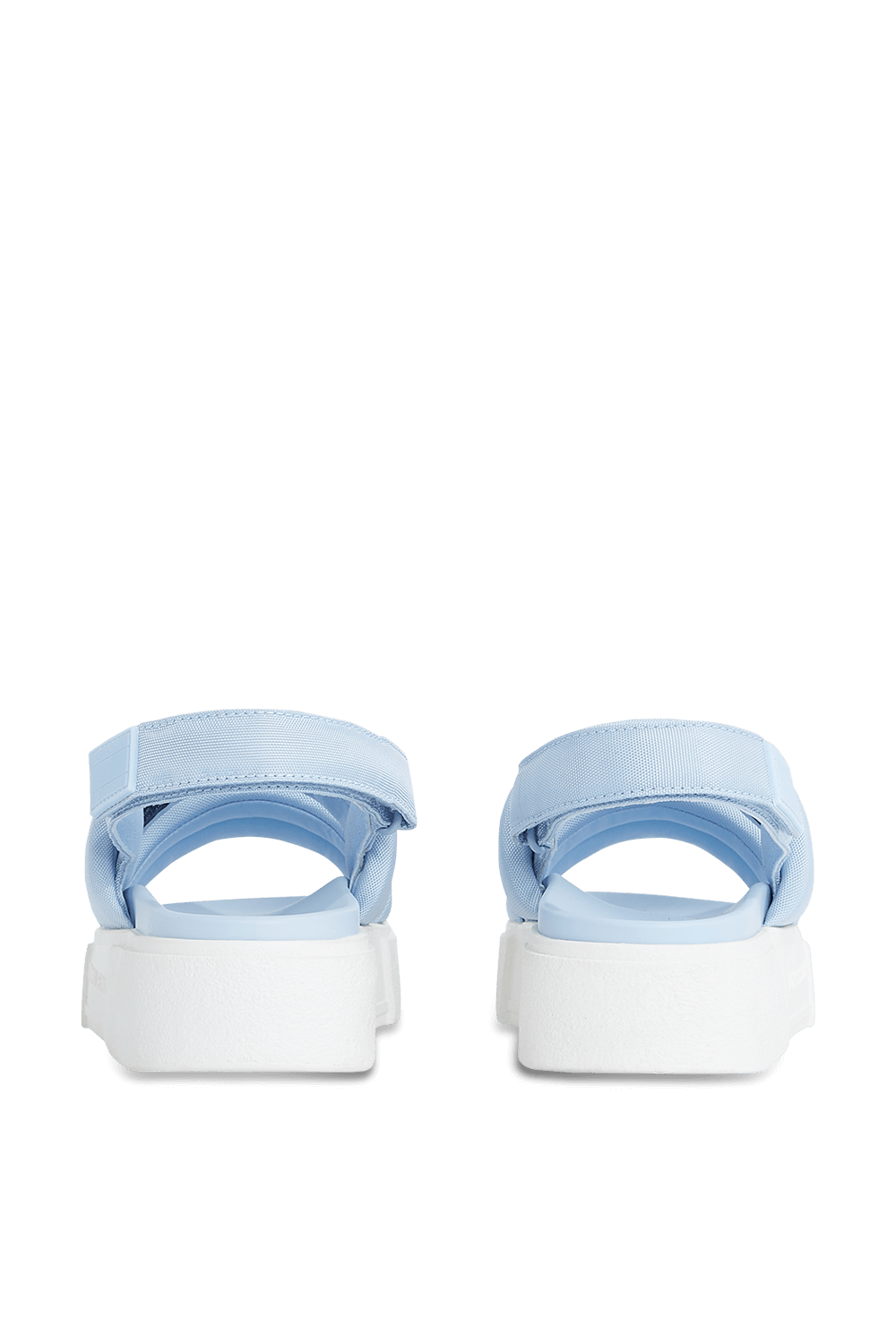 תמונת תקריב של סנדלי פלטפורמה