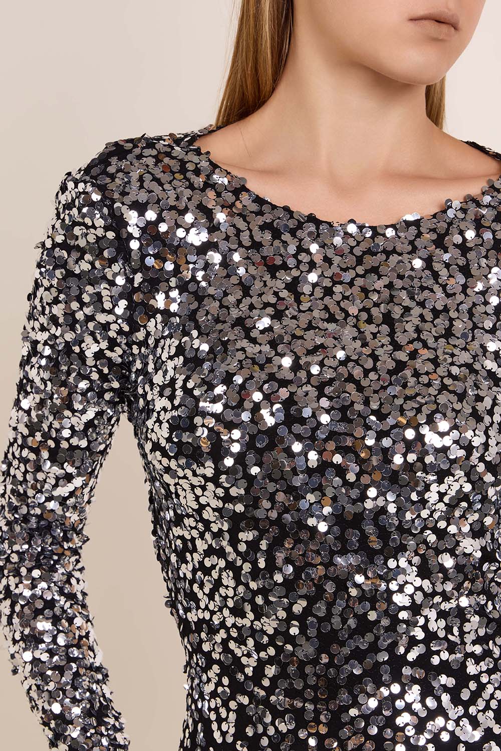 תמונת תקריב דוגמן של שמלת פאייטים